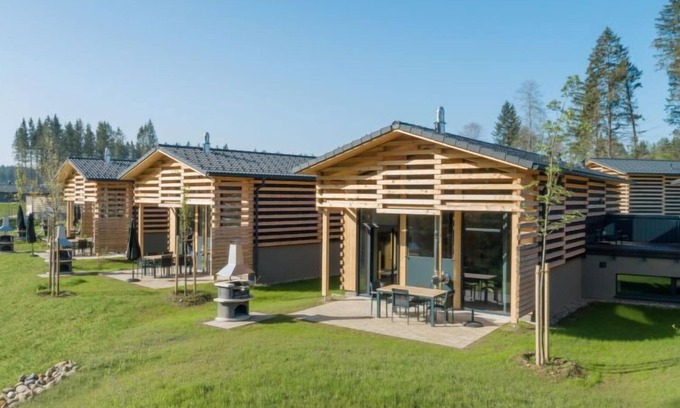 Leutkirch im Allgau House | Relax at Park Allgäu: Spa, Hot Tub & Lake Views Await