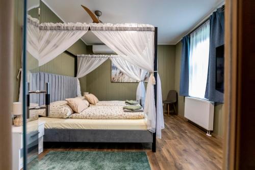 Sarrod Apartment | Oceanfront Retreat at Park Apartman - Rated 10/10 by Guests