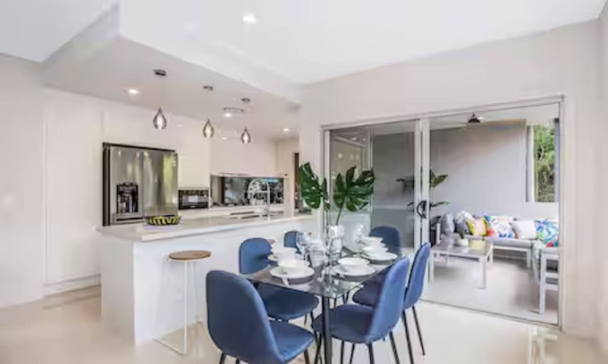 Auchenflower Apartment | Exceptional Park Avenue Luxe 1BR: Pet-Friendly & BBQ