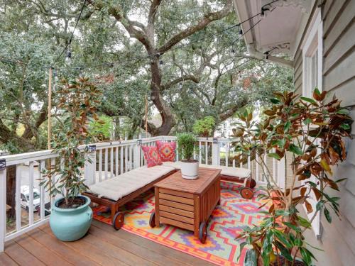 Savannah Victorian District House | Inviting Park Avenue Treehouse: Pet Friendly & Family Fun