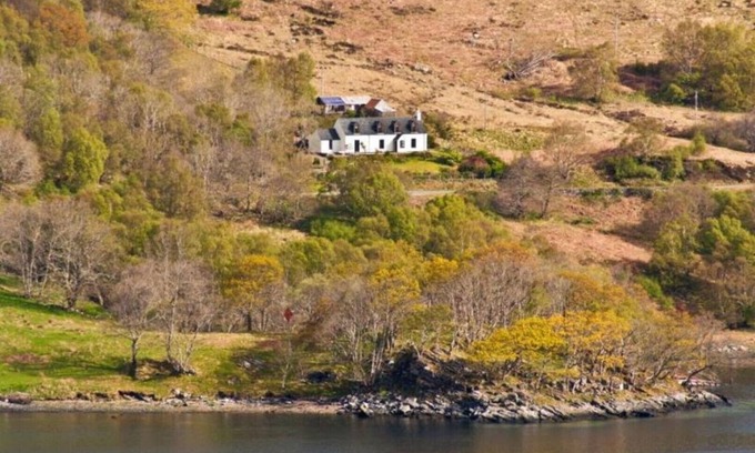 Lochcarron Cottage | Park Cottage: Traditional Croft Retreat with Loch Views