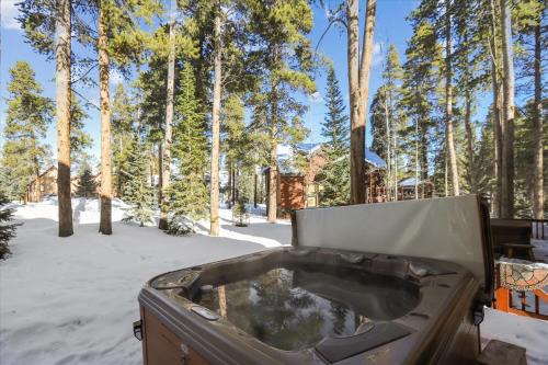 Peak 8 House | Inviting Park Forest Estates with Hot Tub & Breakfast