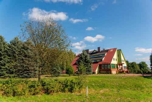 Miroslawiec Hotel | Inviting Park Inn Resort with Private Beach & Ocean Views
