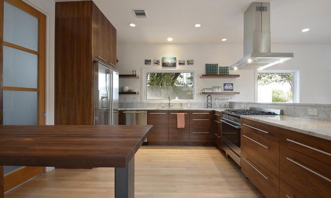 Travis Heights House | Modern Park Lane: Guest Rated 10/10 & Pet Friendly Stay