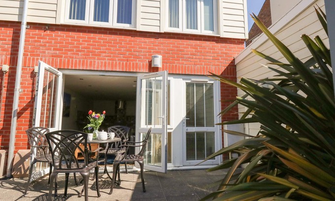 Weymouth Cottage | Family-Friendly PARK MEWS: Oceanfront Retreat in Weymouth