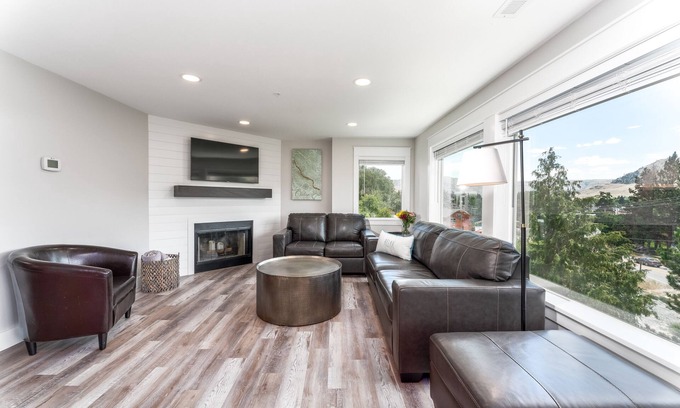 Chelan Condo | Park Pointe A201: Relaxing Pool, Hot Tub & Family Comfort