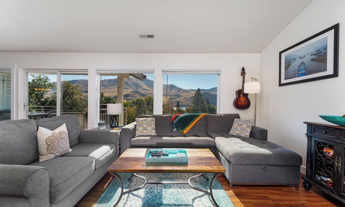 Chelan Condo | Park Pointe B302- Community Pool and Hot Tub!