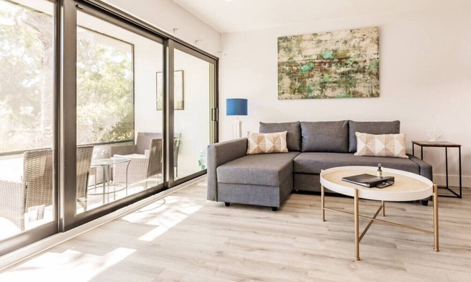 Park Shore Apartment | Lake View Resort Style Condo with Pool and Spa Amenities