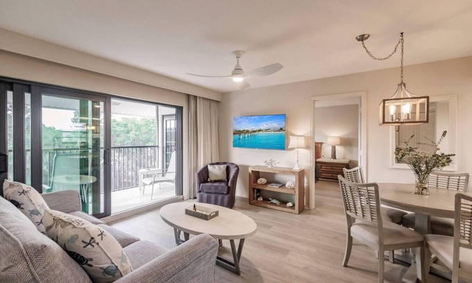 Park Shore Condo | Deluxe Suite Condo with Breathtaking Water Views