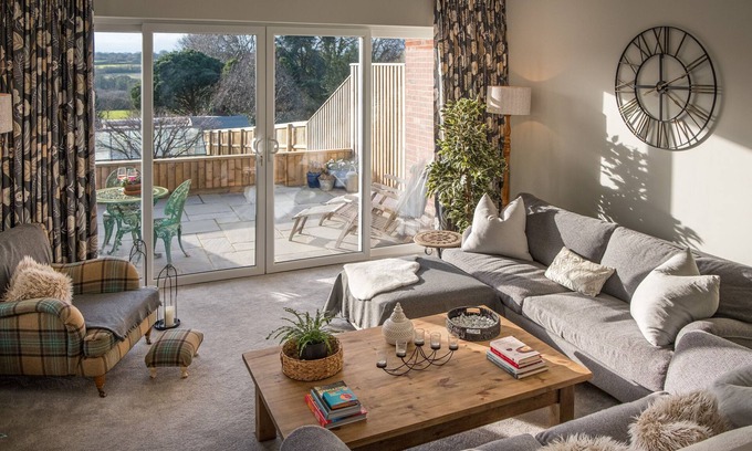 Nettlestone Cottage | Park View: Ideal Family Retreat with Pool and Kitchen