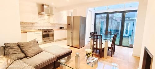 North Acton Villa | Park View Garden: A Child-Friendly 4-Star Retreat