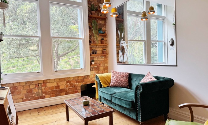 Auckland Central Business District Apartment | Discover Retro Style with Park Views and Breakfast Included!