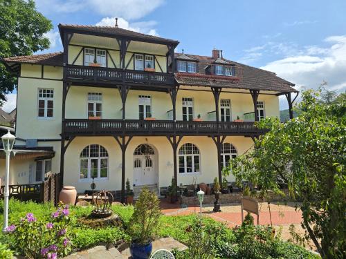 Bad Salzig Apartment | Park Villa: Central Oasis with Ocean Views Near Mittelrhein