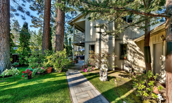 Lakeside Park House | Discover Park & Walk Stateline: Steps from Beach & Casinos