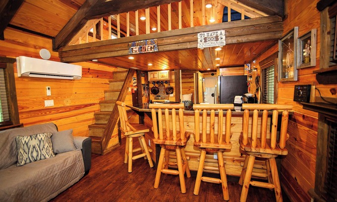 Murfreesboro Cabin | Stay at Parker Creek Bend Cabins: Pet-Friendly Retreat
