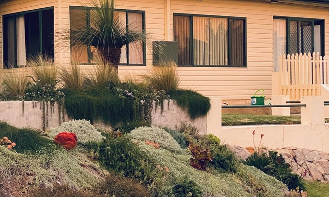 Beecroft Peninsula Cottage | Family-Friendly Parker's on Walton, Steps from the Beach
