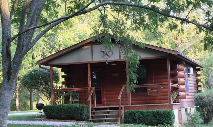 Eureka Springs Cabin | Relax at Parkers Hideaway on the White River - Dogwood Cabin