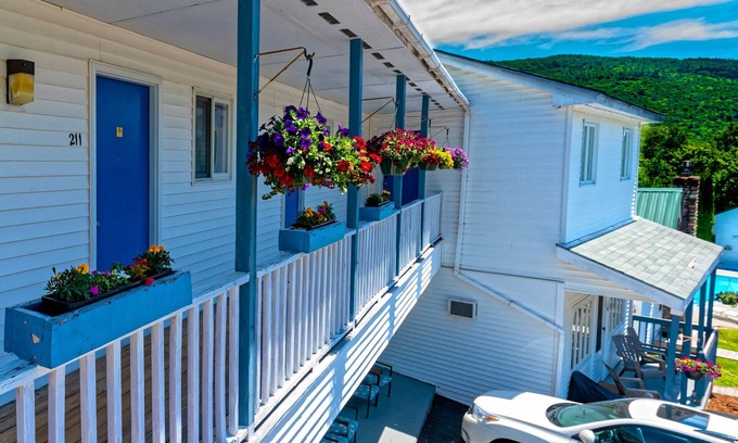 Lincoln Hotel | Discover Comfort at Parkers Motel with Pool and Breakfast