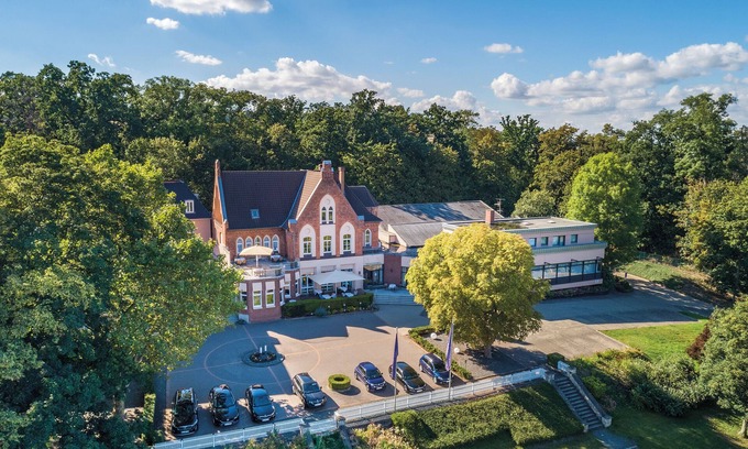 Hildesheim District Hotel | Explore Parkhotel Berghoelzchen: 4-Star Guest Favorite