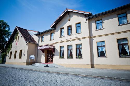 Oranienbaum-Worlitz Hotel | Explore Parkhotel Wörlitz: Pet-Friendly Retreat with Hot Tub