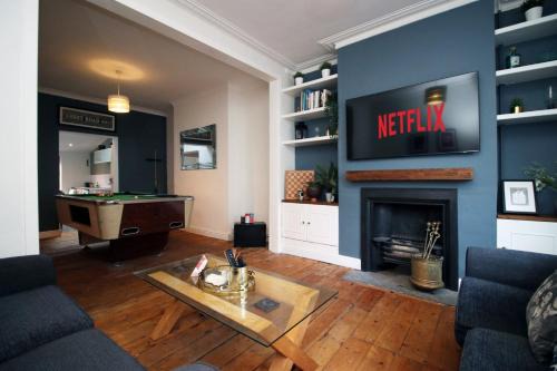 Adamsdown House | Stylish 2BR Hotel with Parking | Pet & Child Friendly