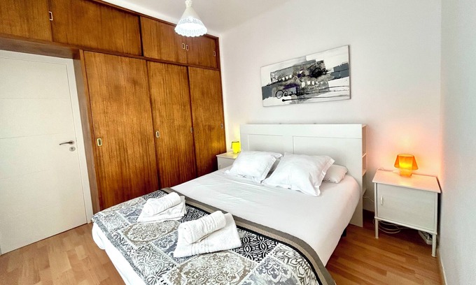 Navas Apartment | Pet-Friendly Retreat Near Sagrada Familia with Great Amenities
