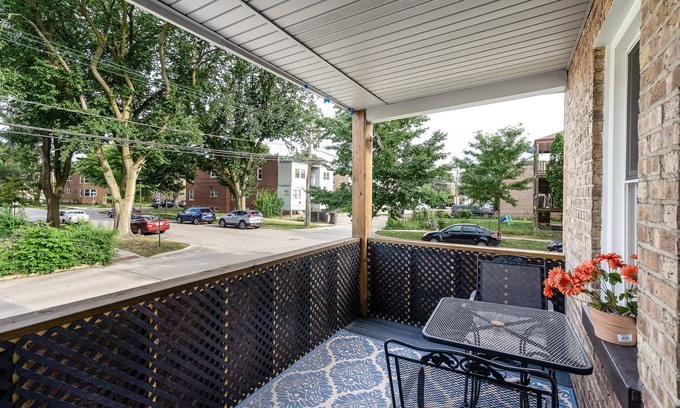 Skokie Condo | Ideal Getaway: Parking & Balcony Near Napa and Chicago