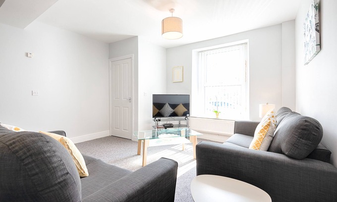 Landore House | Convenient Stay Next to The Liberty Stadium with Kitchen