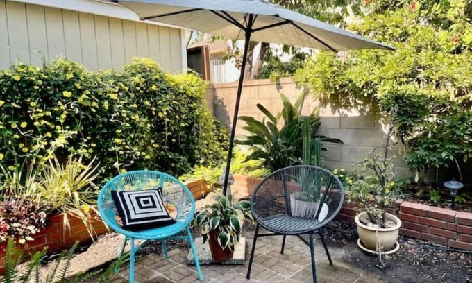 Oakland Apartment | Convenient Stay with Pet-Friendly Amenities and Fast Wi-Fi