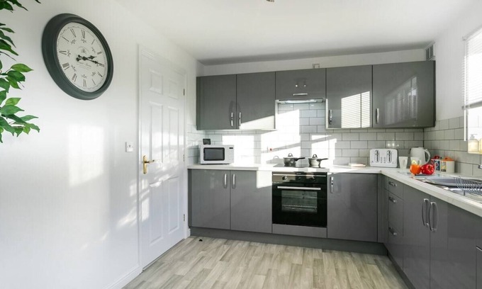 Lincoln House | Family-Friendly Retreat with Parking & Fast Wi-Fi Access