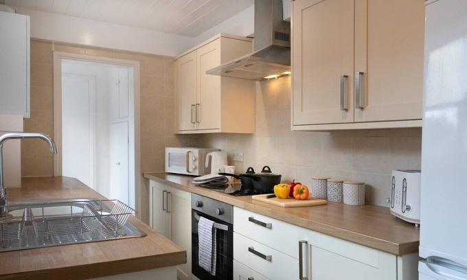 Lincoln House | Ideal Stay with Parking, Kitchen & Fast Wi-Fi for 5