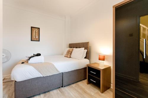 Margam Apartment | Ideal Stay in Swansea - Family-Friendly with TVs in Every Room