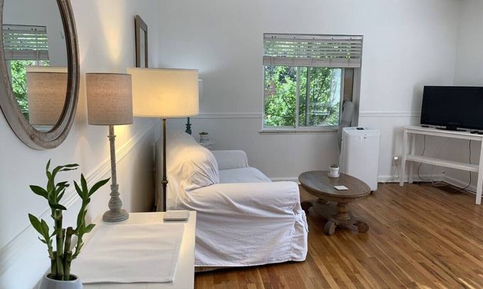 Cheyenne Apartment | Modern Parkside Flat with Kitchen & Breakfast Included