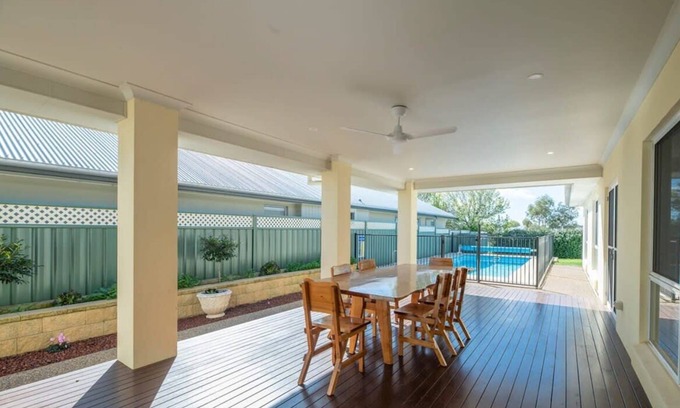 Dubbo House | Parkside Getaway: Family-Friendly with Pool & Breakfast