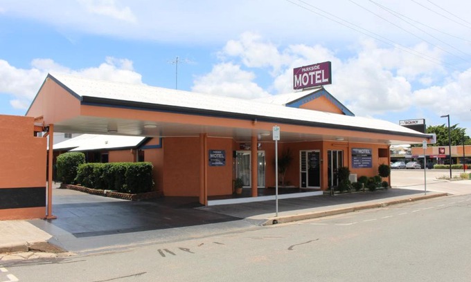 Ayr Hotel | Cozy Parkside Motel Ayr with Oceanfront Pool & Restaurant