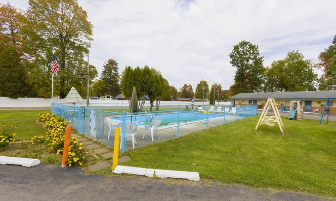 Conneaut Lakeshore Hotel | Comfortable Parkside Motel with Pool & Family Amenities