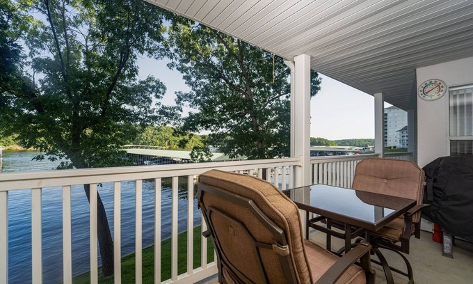 Osage Beach Condo | Inviting Condo with State Park Cove View and Pool