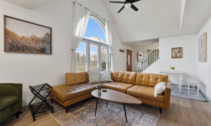 Fort Wayne House | Parkview Pearl | 5 BR Garage | W/D Extended Stays