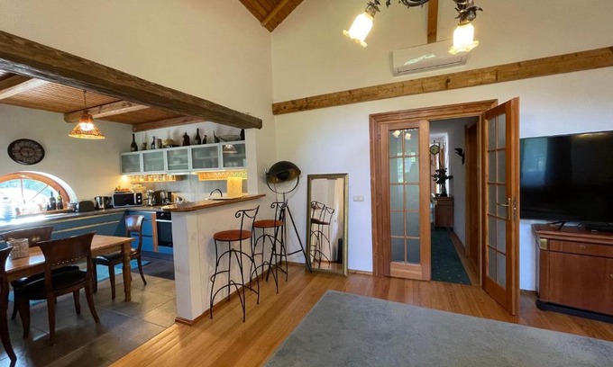 Viranyos Apartment | Pet-Friendly Parkview Villa Apartment for Your Getaway