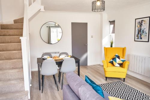 Cribbs Causeway Apartment | Parkway House - Modern Comfort with Easy Transport Access