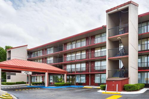 New Castle Hotel | Budget-Friendly Parkway Inn of Birmingham with Kitchen Amenities