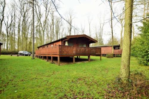 Kenwick Cabin | Inviting Parkwood Lodge: Hot Tub & Breakfast Included!