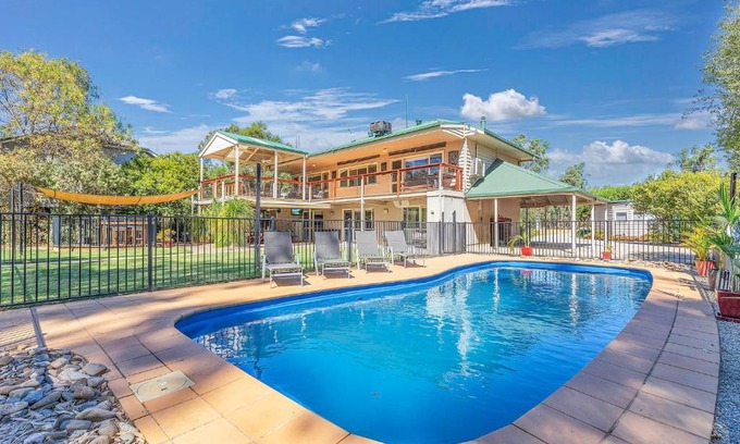 Wharparilla House | Paro's Landing - Riverfront Holiday Home Echuca