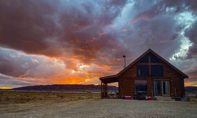 Mammoth Creek Cabin | Parowan Llama Ranch Getaway