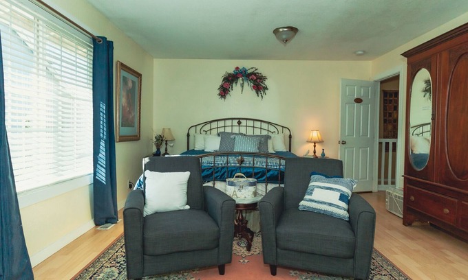 Yelm Bed & Breakfast | Relaxing Parrish Room with Pool and Spa at BNB