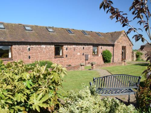 Eaton Mascott House | Discover Parrs Meadow Cottage: Child-Friendly Getaway