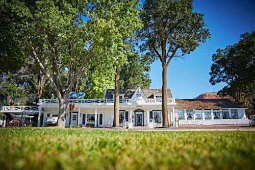 Kanab Cabin | Indulge at Parry Lodge: Pet-Friendly with Ocean Views