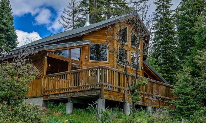 Ashland Cabin | Secluded Parsnip Lakes Cabin with Jacuzzi and Wood Stove
