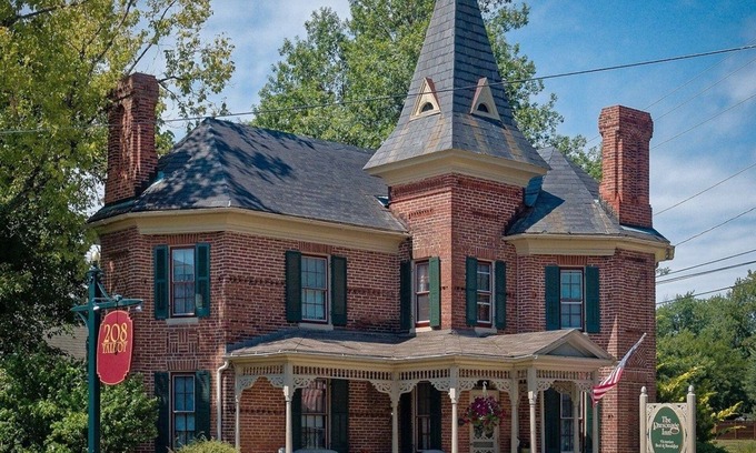 St. Michaels Bed & Breakfast | Discover Parsonage Inn: Top-Rated Stay with Pool & Spa