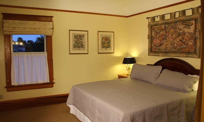 Pacific Grove Hotel | Stunning Partial Ocean View with King Bedroom & Kitchen